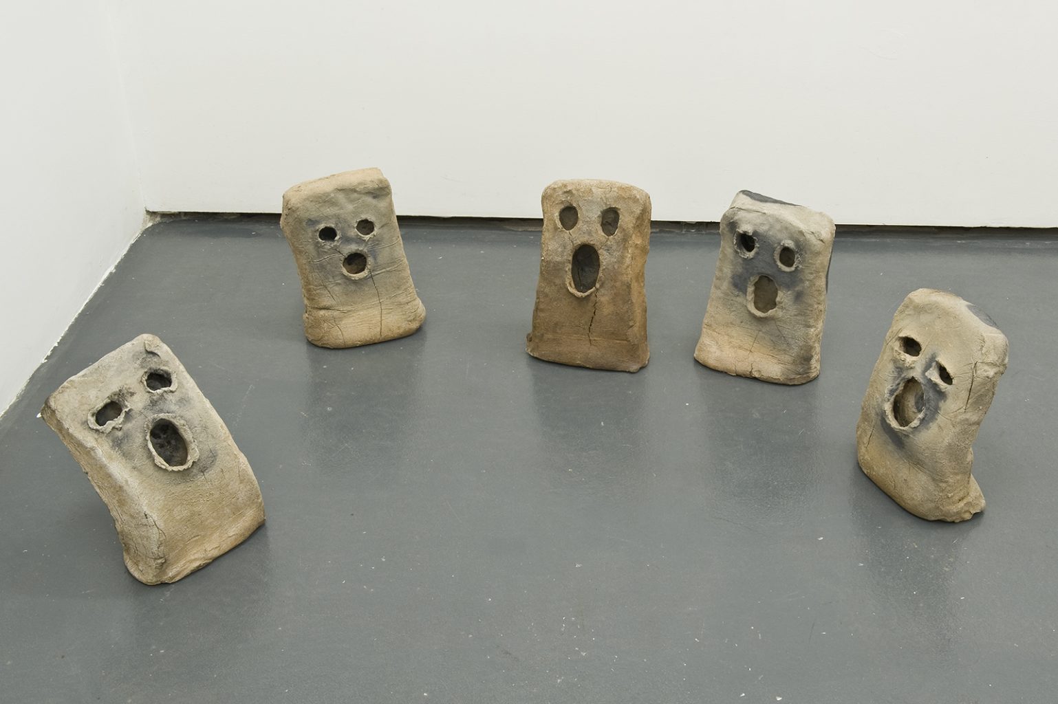 silent choir, 32 x 22 x 12 cm; 32 x 22 x 12 cm; 31 x 21 x 17 cm; 30 x 21 x 11 cm; 32 x 22 x 11 cm, ceramic