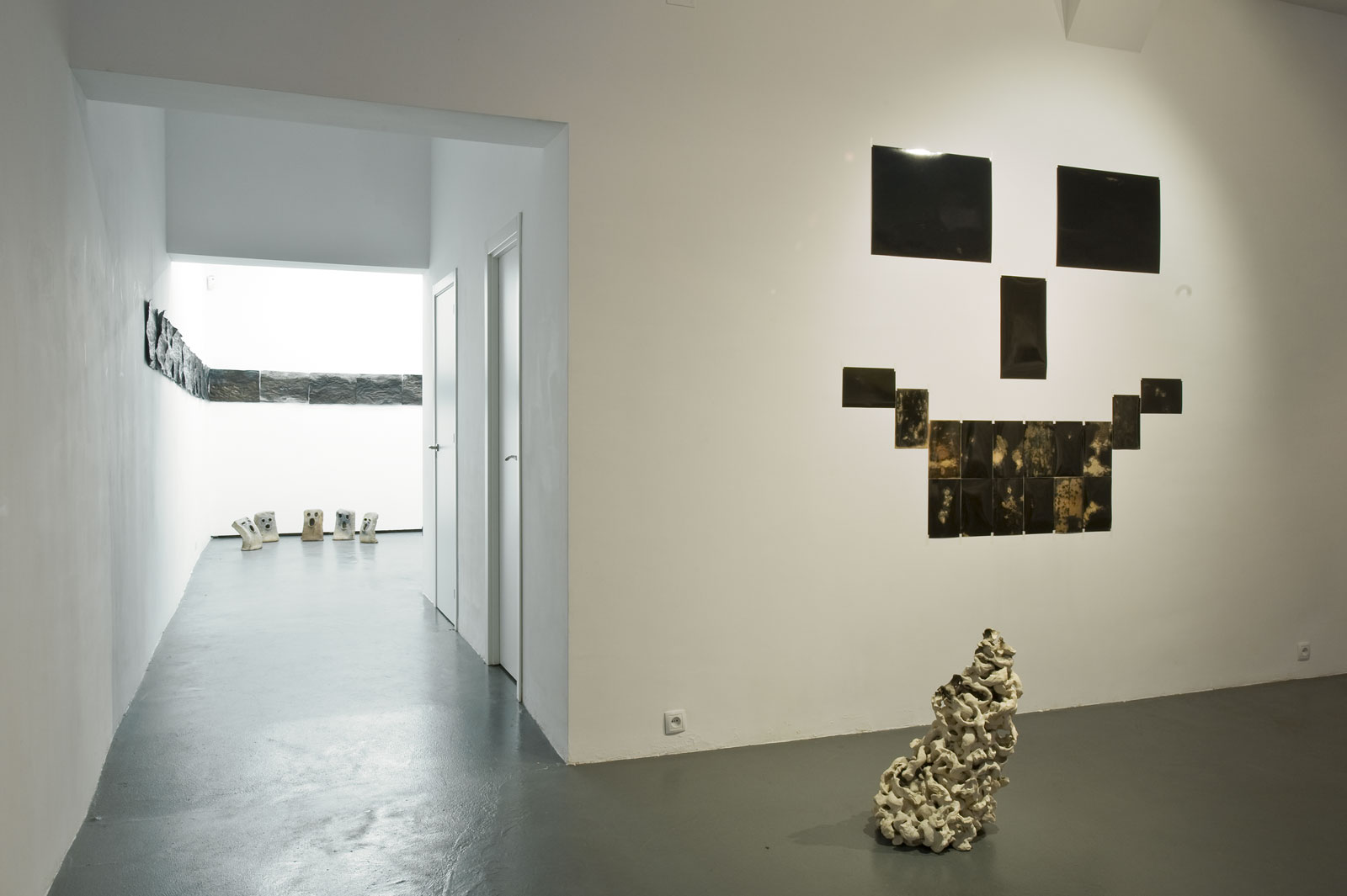 <p>Tending to black (2014), installation view</p>
